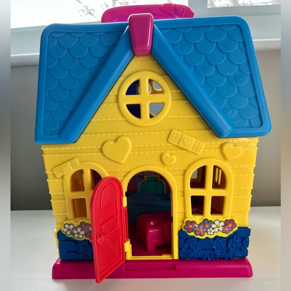 Disney Junior Doc Mcstuffins Folding Clinic Play House with Music - Picture 8 of 10